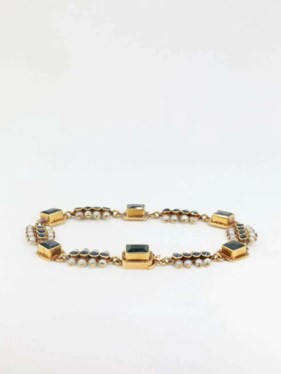 Bracelet en or, saphirs et perles fines