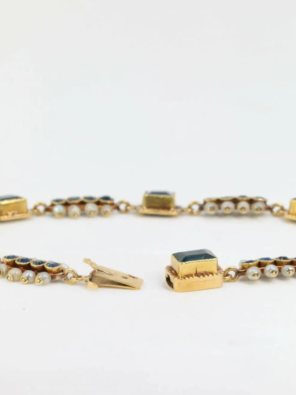 Bracelet en or, saphirs et perles fines
