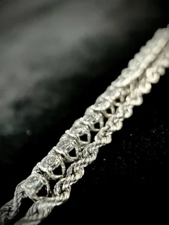 Bracelet en or torsadé et serti de brillants