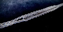 Bracelet en or torsadé et serti de brillants