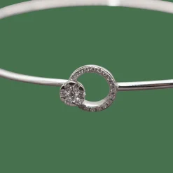 Bracelet jonc cerlcé ajouré et boucle, or blanc