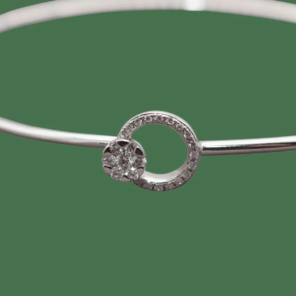 Bracelet jonc cerlcé ajouré et boucle, or blanc