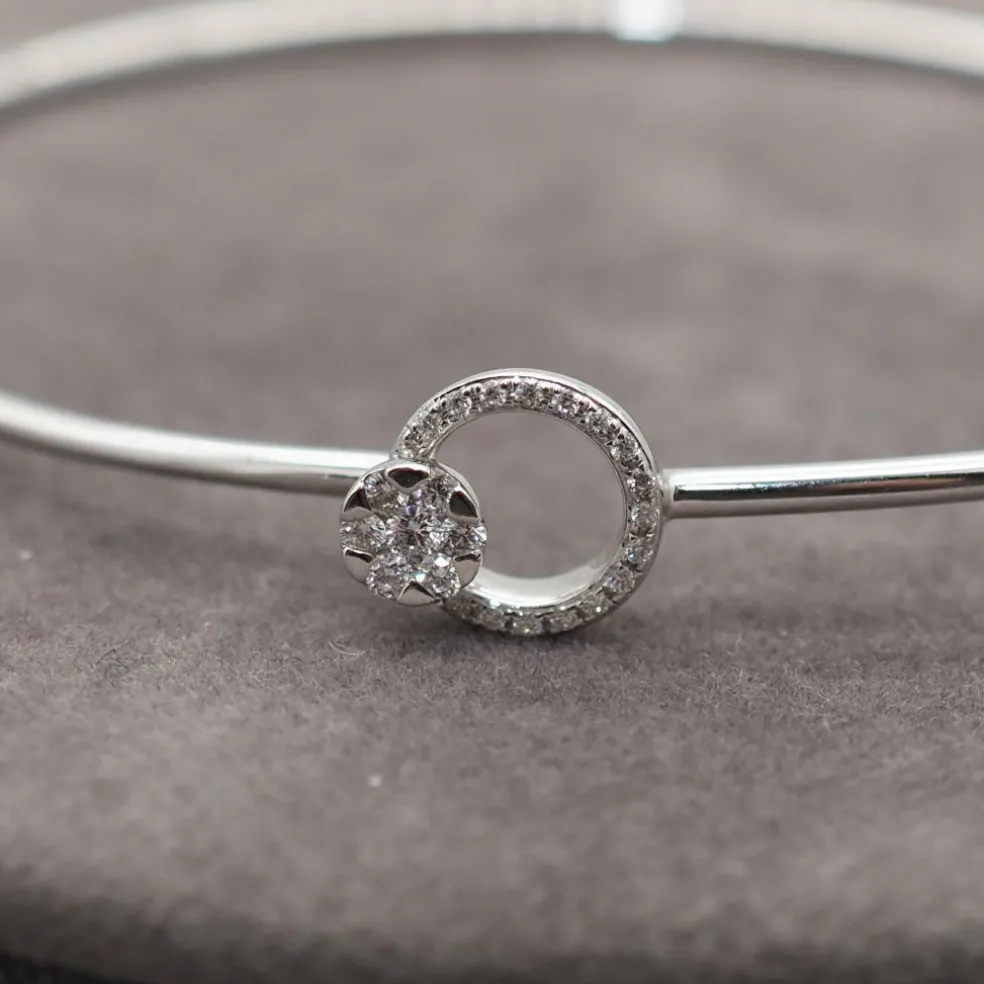 Bracelet jonc cerlcé ajouré et boucle, or blanc