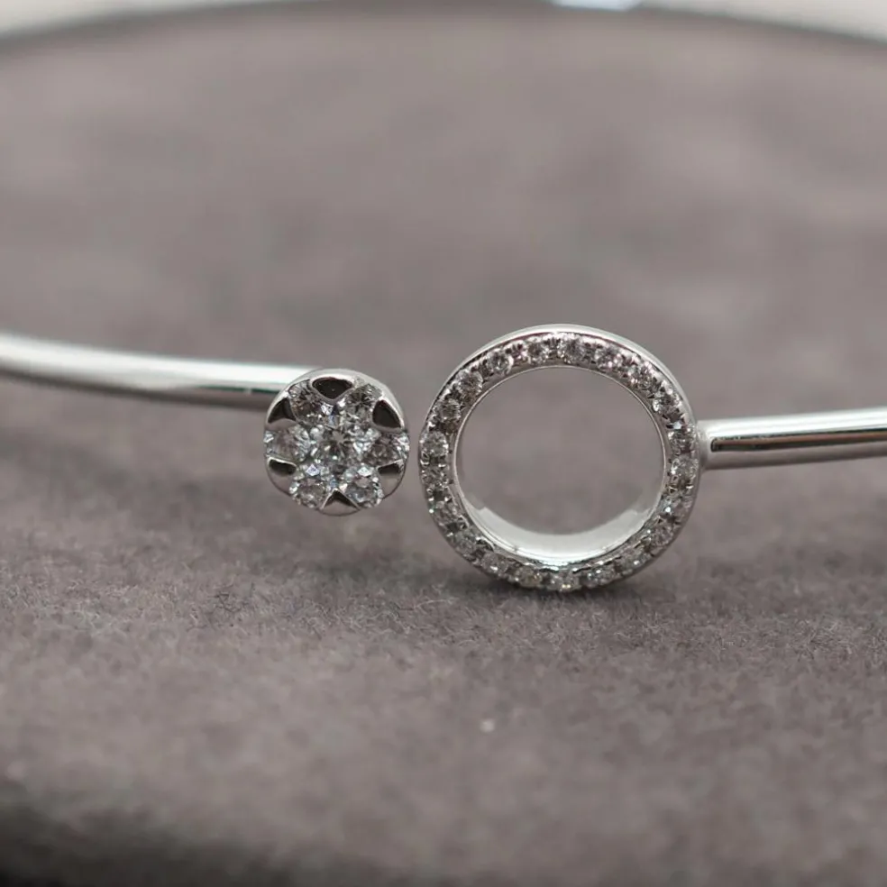 Bracelet jonc cerlcé ajouré et boucle, or blanc