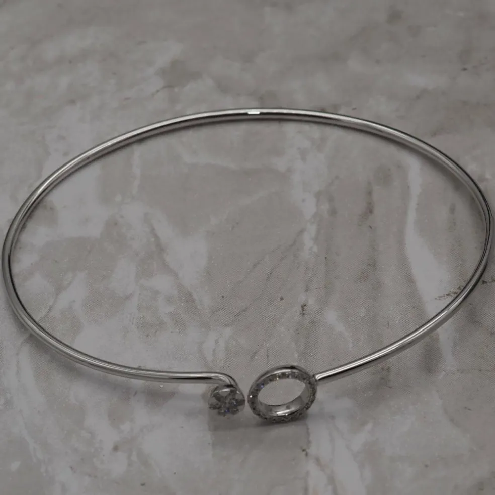 Bracelet jonc cerlcé ajouré et boucle, or blanc