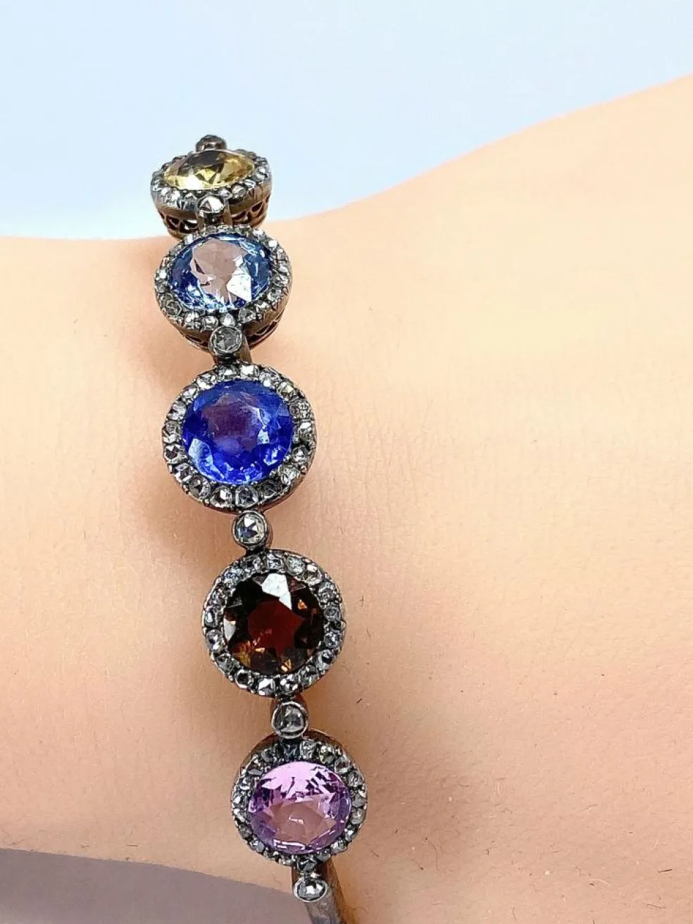 Bracelet jonc en or 18 carats, multipierres : saphir, topazes, citrine. Epoque Napoléon III.