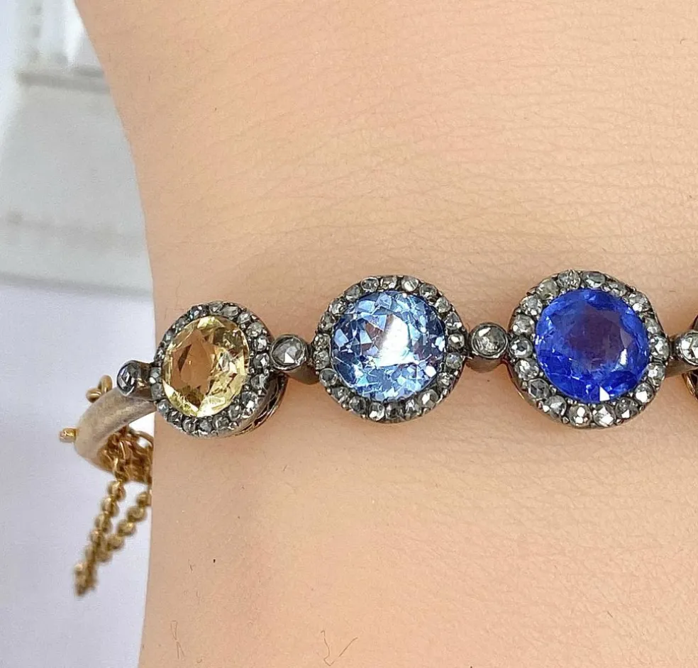 Bracelet jonc en or 18 carats, multipierres : saphir, topazes, citrine. Epoque Napoléon III.