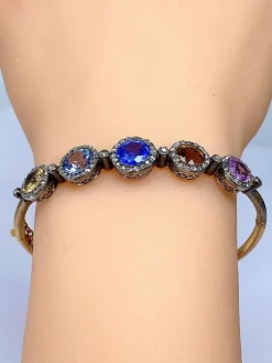 Bracelet jonc en or 18 carats, multipierres : saphir, topazes, citrine. Epoque Napoléon III.