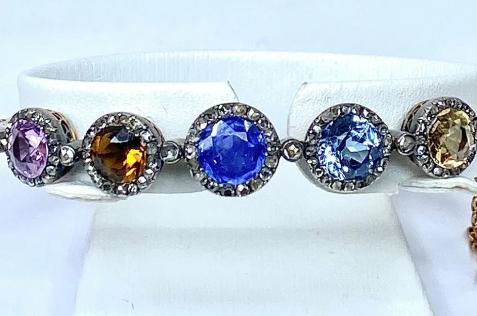 Bracelet jonc en or 18 carats, multipierres : saphir, topazes, citrine. Epoque Napoléon III.