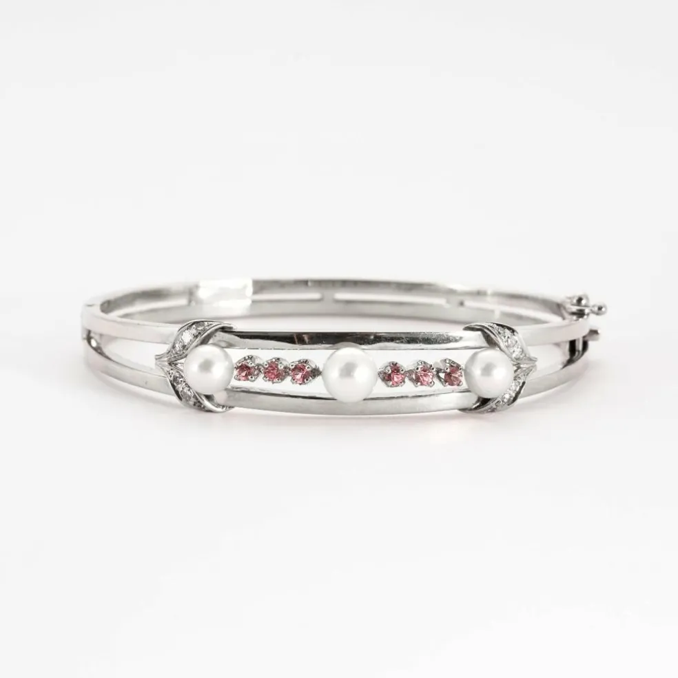 Bracelet jonc en or gris ajouré de perles de culture et diamants