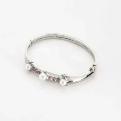 Bracelet jonc en or gris ajouré de perles de culture et diamants