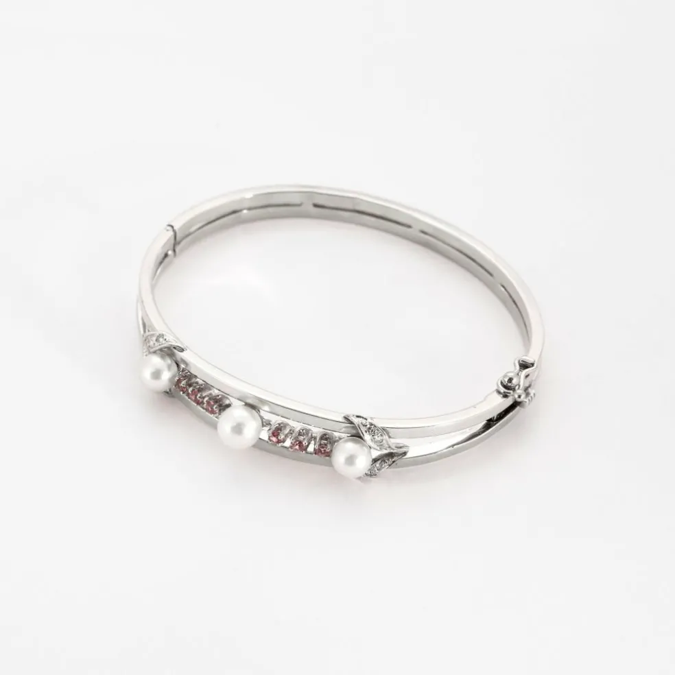 Bracelet jonc en or gris ajouré de perles de culture et diamants
