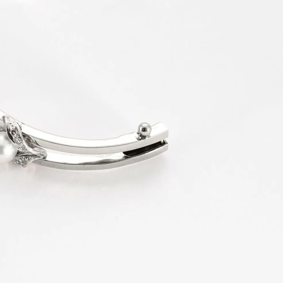 Bracelet jonc en or gris ajouré de perles de culture et diamants