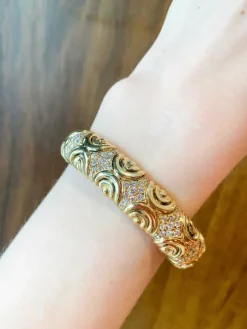 Bracelet jonc en or jaune et diamants