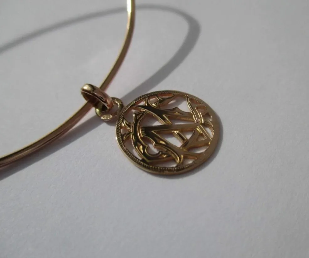 Bracelet jonc et pendentif monogramme CM en or rose