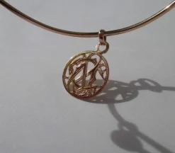 Bracelet jonc et pendentif monogramme CM en or rose