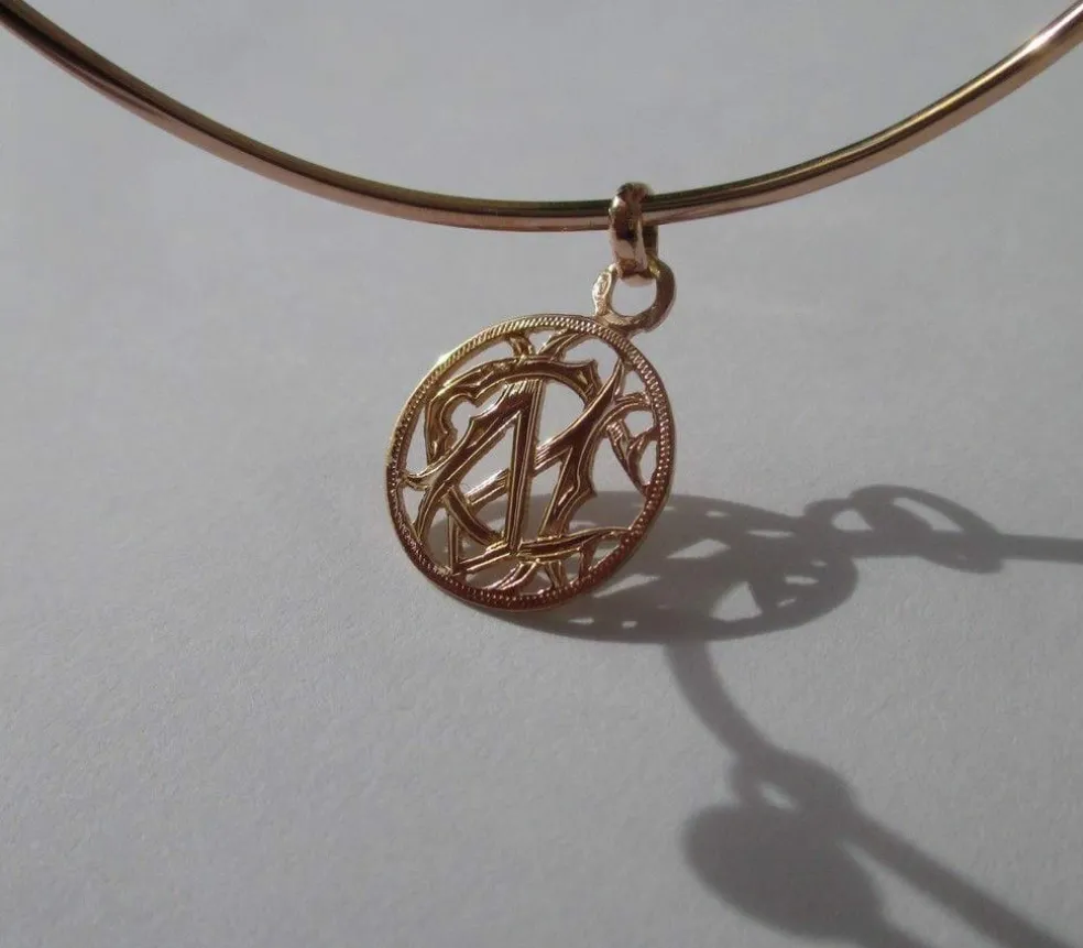 Bracelet jonc et pendentif monogramme CM en or rose
