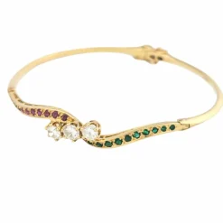 Bracelet jonc or jaune, diamants, rubis, émeraudes