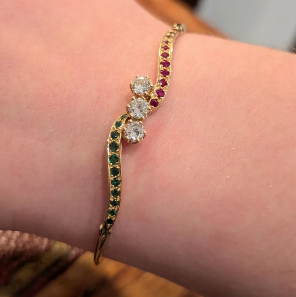 Bracelet jonc or jaune, diamants, rubis, émeraudes