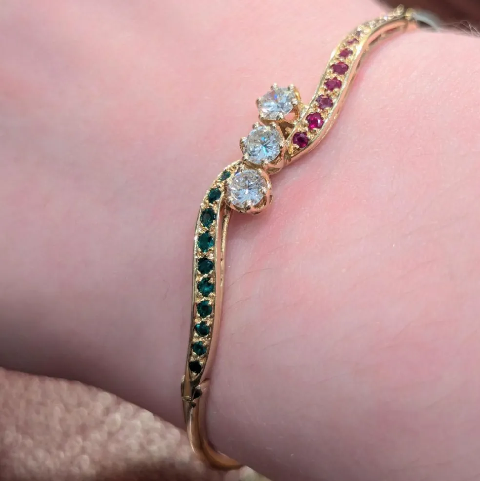 Bracelet jonc or jaune, diamants, rubis, émeraudes