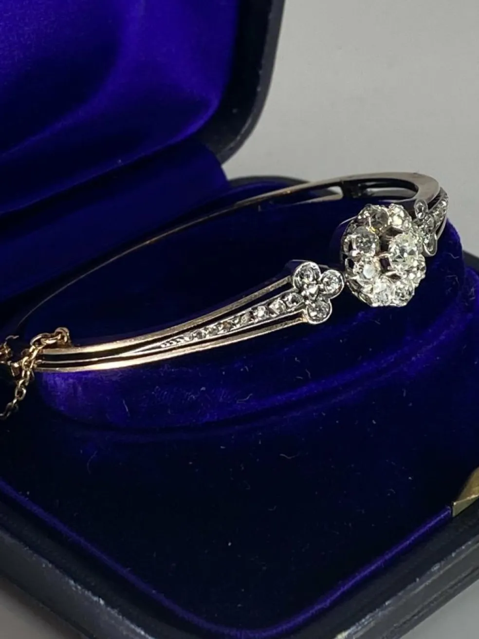 Bracelet jonc or jaune, diamants