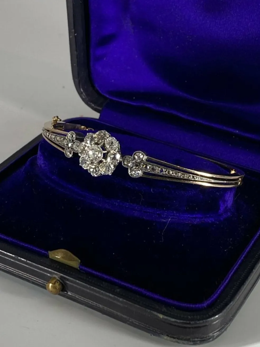 Bracelet jonc or jaune, diamants