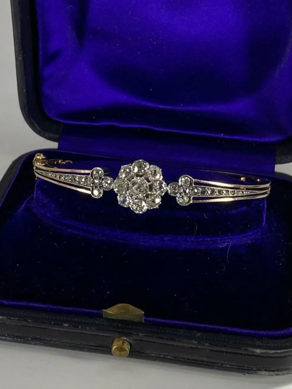 Bracelet jonc or jaune, diamants