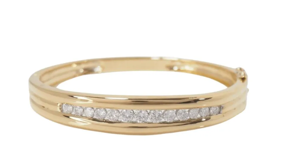 Bracelet jonc ouvrant en or jaune et diamants