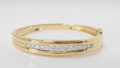 Bracelet jonc ouvrant en or jaune et diamants