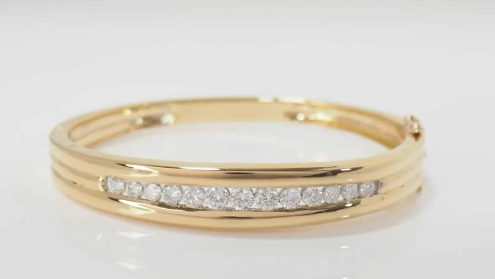Bracelet jonc ouvrant en or jaune et diamants