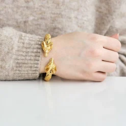 Bracelet jonc ouvrant en or jaune avec saphirs et diamants