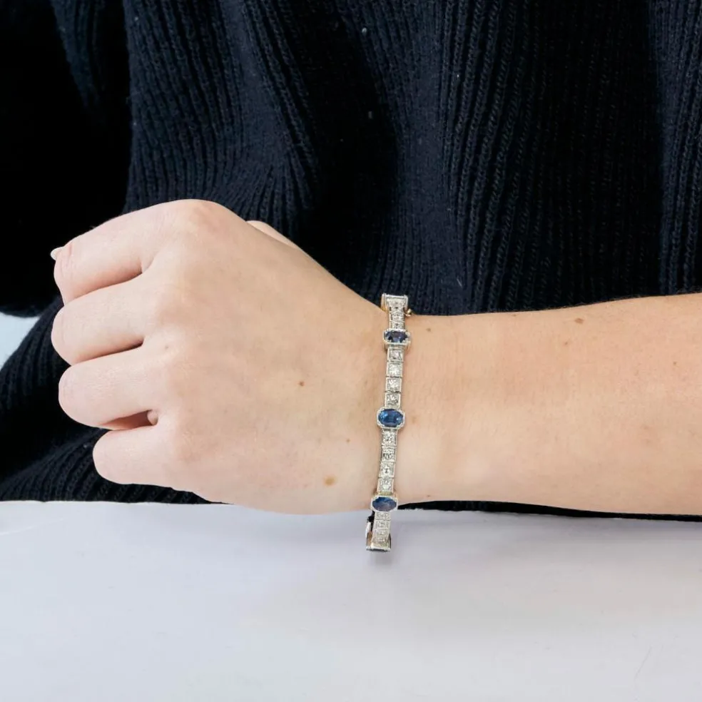 Bracelet jonc ouvrant en or jaune et argent, diamants et saphirs