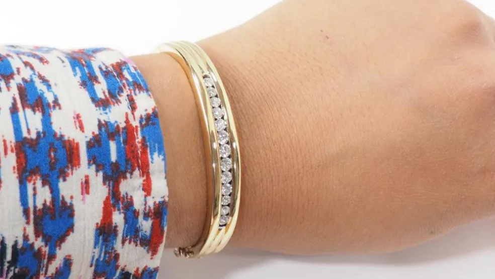 Bracelet jonc ouvrant en or jaune et diamants