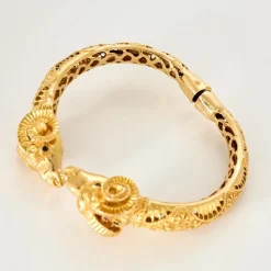 Bracelet jonc ouvrant en or jaune avec saphirs et diamants