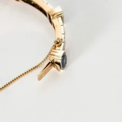 Bracelet jonc ouvrant en or jaune et argent, diamants et saphirs