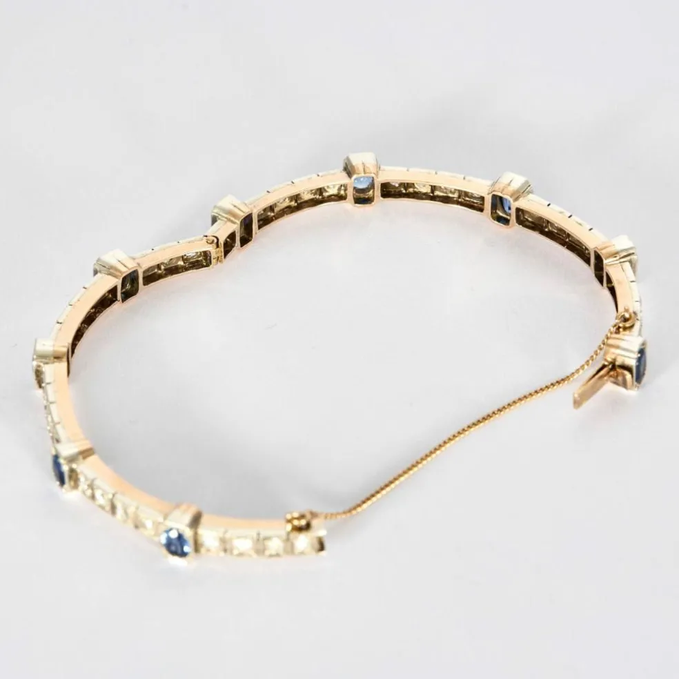 Bracelet jonc ouvrant en or jaune et argent, diamants et saphirs