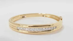 Bracelet jonc ouvrant en or jaune et diamants