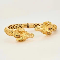 Bracelet jonc ouvrant en or jaune avec saphirs et diamants