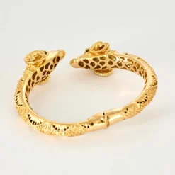 Bracelet jonc ouvrant en or jaune avec saphirs et diamants