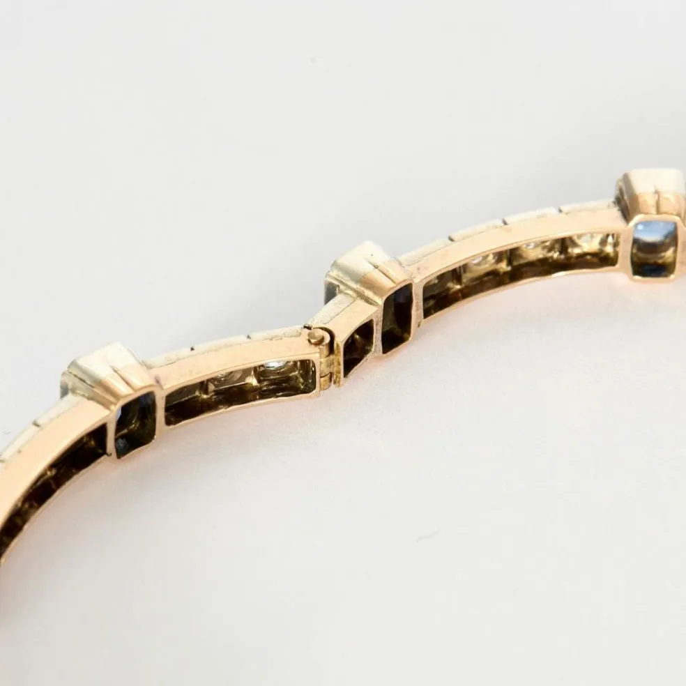 Bracelet jonc ouvrant en or jaune et argent, diamants et saphirs