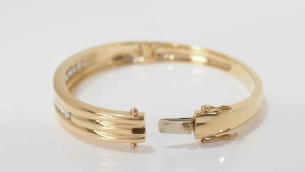 Bracelet jonc ouvrant en or jaune et diamants