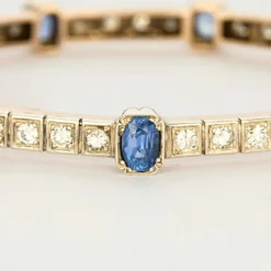 Bracelet jonc ouvrant en or jaune et argent, diamants et saphirs