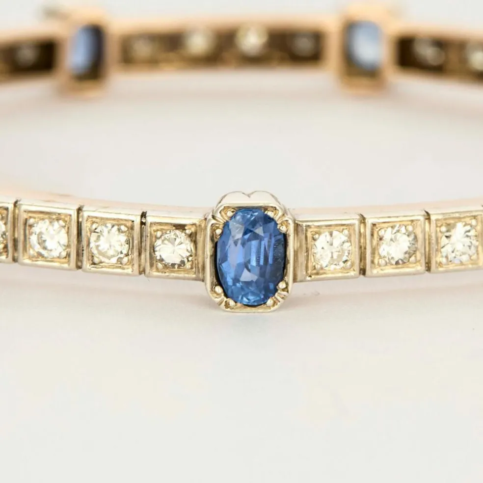 Bracelet jonc ouvrant en or jaune et argent, diamants et saphirs