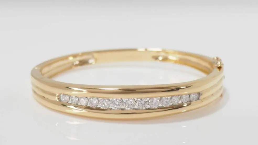 Bracelet jonc ouvrant en or jaune et diamants