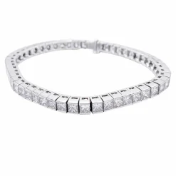 Bracelet ligne or blanc et diamants taille princesse.