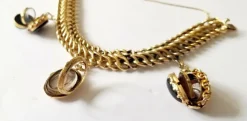 Bracelet maille américaine or jaune et breloques