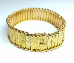 Bracelet manchette en or jaune à décor floral