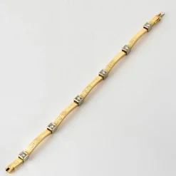 Bracelet moderniste en or jaune et gris, et diamants