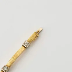 Bracelet moderniste en or jaune et gris, et diamants