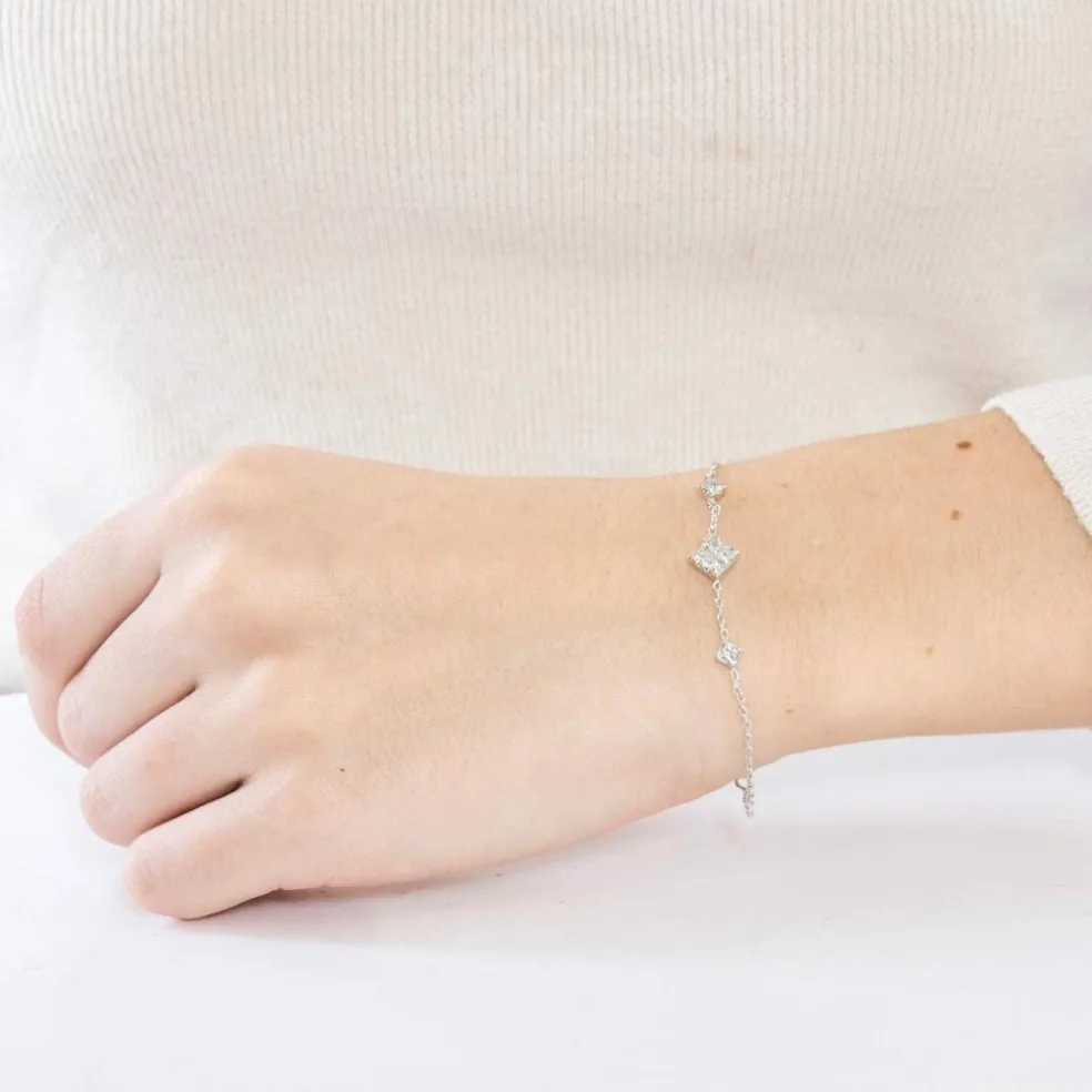Bracelet motifs diamants tailles princesses.